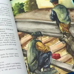 O psie, który jeździł koleją streszczenie: Lampo, pies zawiadowcy, towarzyszy pracownikom stacji, przynosząc narzędzia i budząc sympatię.