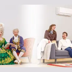 Para, która żyje w epoce baroku, patrzy na parę z XXI wieku, która cieszy się komfortem klimatyzacji. Czy to fanaberia co to?
