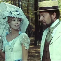 Elegancka kobieta z koronkowym parasolem i mężczyzna w słomkowym kapeluszu, jakby z obrazu "Praca u podstaw", lalka w ich rękach.