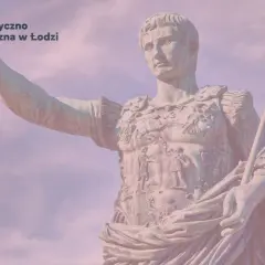 Pomnik cesarza Augusta, symbol trwałości i potęgi, stoi dumnie na tle nieba. Akademia Humanistyczno-Ekonomiczna w Łodzi.