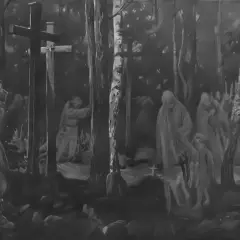 Mroczny las, krzyże, postacie w długich szatach i dziecko. Scena przypomina "mała improwizacja dziady 3".