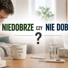 Chory mężczyzna kaszle, obok kubek "Zadbaj o siebie", leki i termometr. Czy to niedobrze, czy nie dobrze?