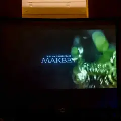 Na ekranie napis "William Shakespeare MAKBET". Widzowie oglądają film, zastanawiając się, kto zabija Makbeta.