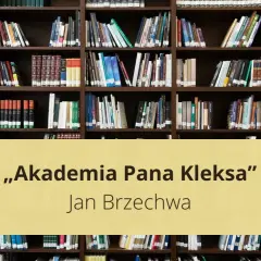 Wielka biblioteka pełna książek, a na środku złota tablica z napisem „Akademia Pana Kleksa” Jana Brzechwy.