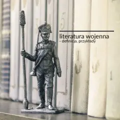Figurka żołnierza z epoki wojna i okupacja na tle książek. Literatura wojenna: definicja, przykłady.
