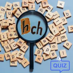 Litery na drewnianych klockach tworzą chałas, ale pod lupą widać słowo "hch". Quiz!