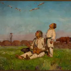Dwóch mężczyzn w strojach ludowych patrzy na ptaki w locie nad polami i chatami.
