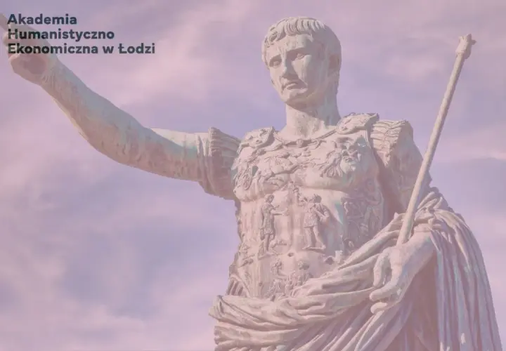 Pomnik cesarza Augusta, symbol trwałości i potęgi, stoi dumnie na tle nieba. Akademia Humanistyczno-Ekonomiczna w Łodzi.