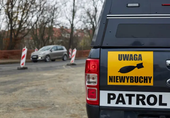 Samochód PATROL z naklejką "UWAGA NIEWYBUCHY". Czy to blamaż, co to za sytuacja?