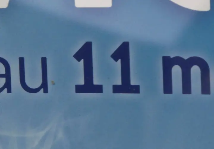 Na niebieskim tle widnieje napis "au 11 m". Czy to jedenaście metrów, czy jedyna taka oferta?