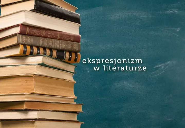 Stos książek na tle tablicy, na której widnieje napis "ekspresjonizm w literaturze".