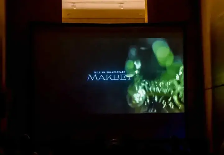 Na ekranie napis "William Shakespeare MAKBET". Widzowie oglądają film, zastanawiając się, kto zabija Makbeta.