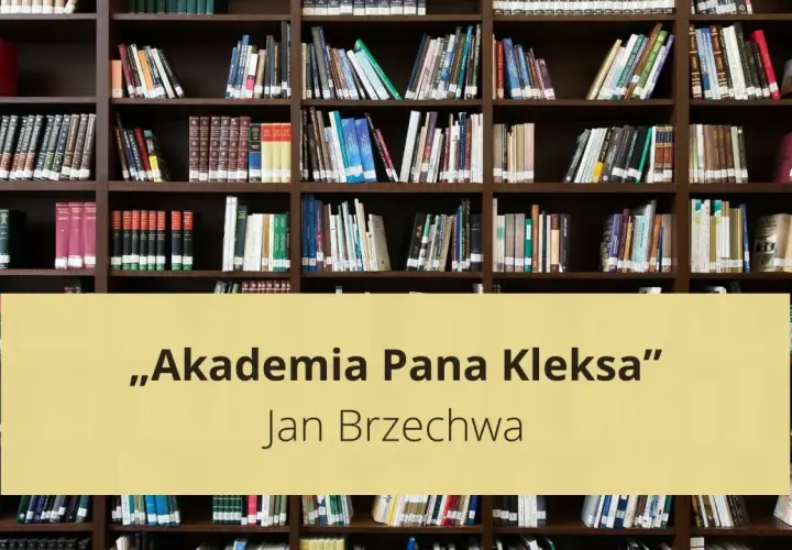 Wielka biblioteka pełna książek, a na środku złota tablica z napisem „Akademia Pana Kleksa” Jana Brzechwy.