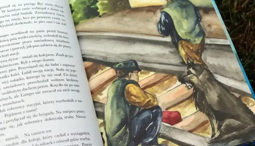 O psie, który jeździł koleją streszczenie: Lampo, pies zawiadowcy, towarzyszy pracownikom stacji, przynosząc narzędzia i budząc sympatię.