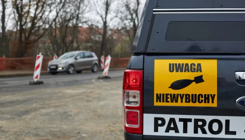 Samochód PATROL z naklejką "UWAGA NIEWYBUCHY". Czy to blamaż, co to za sytuacja?