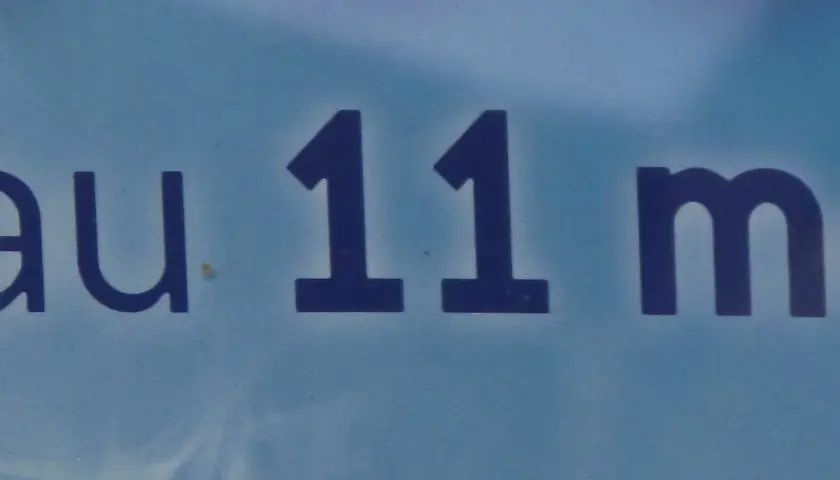 Na niebieskim tle widnieje napis "au 11 m". Czy to jedenaście metrów, czy jedyna taka oferta?