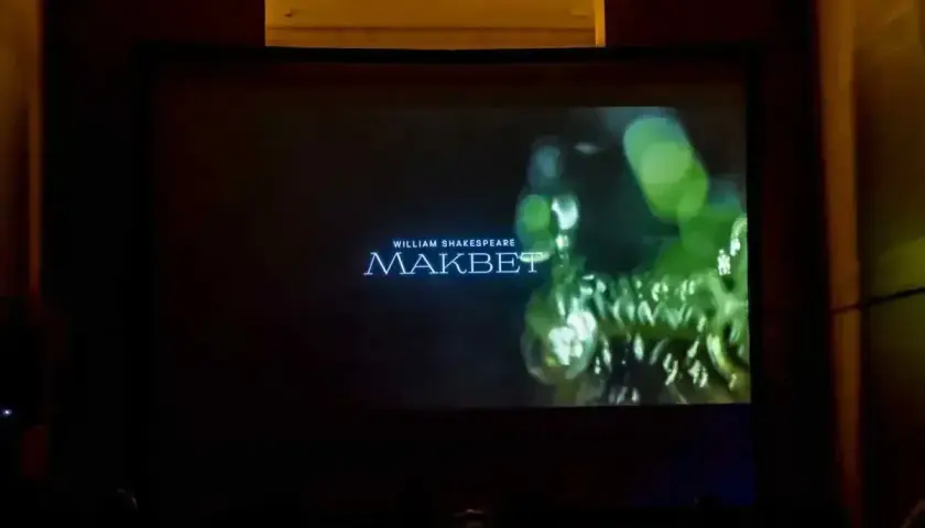 Na ekranie napis "William Shakespeare MAKBET". Widzowie oglądają film, zastanawiając się, kto zabija Makbeta.
