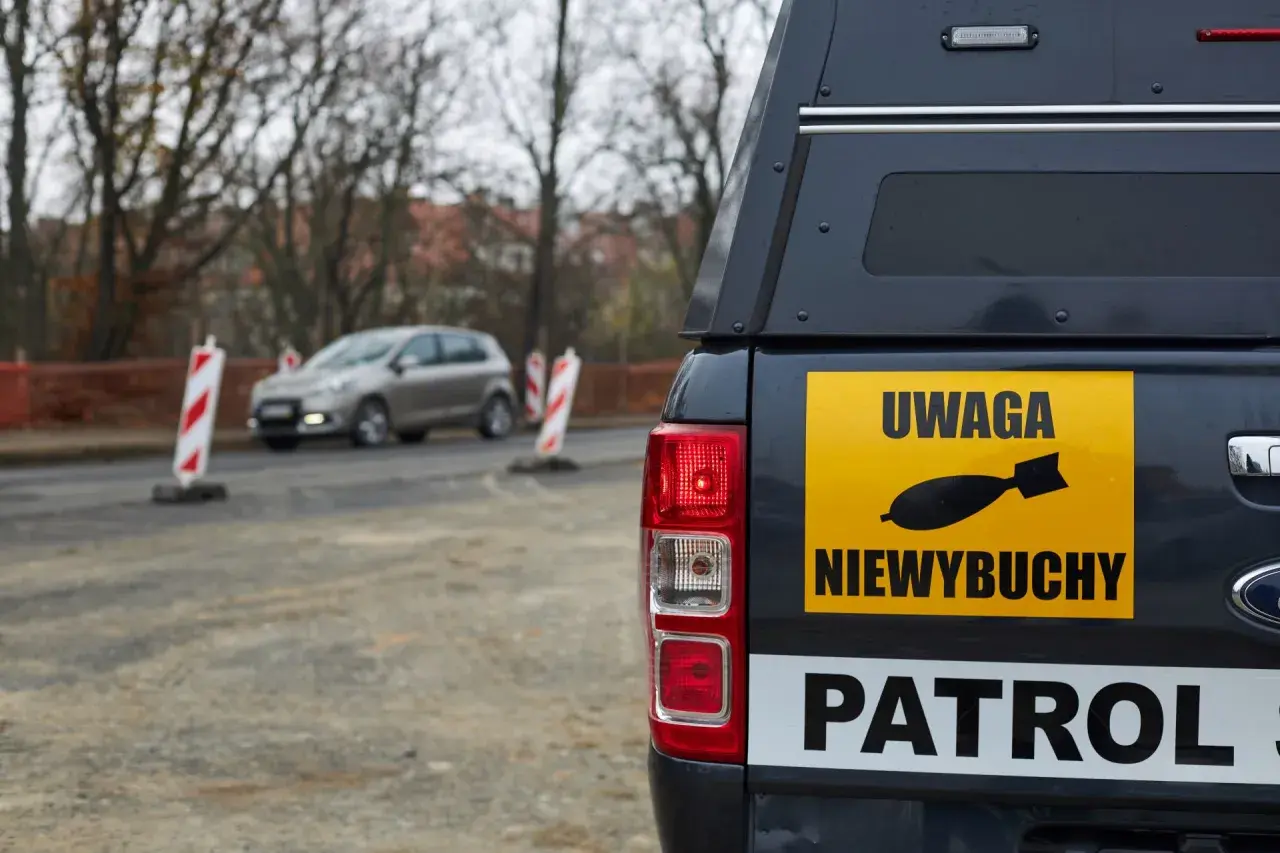Samochód PATROL z naklejką "UWAGA NIEWYBUCHY". Czy to blamaż, co to za sytuacja?