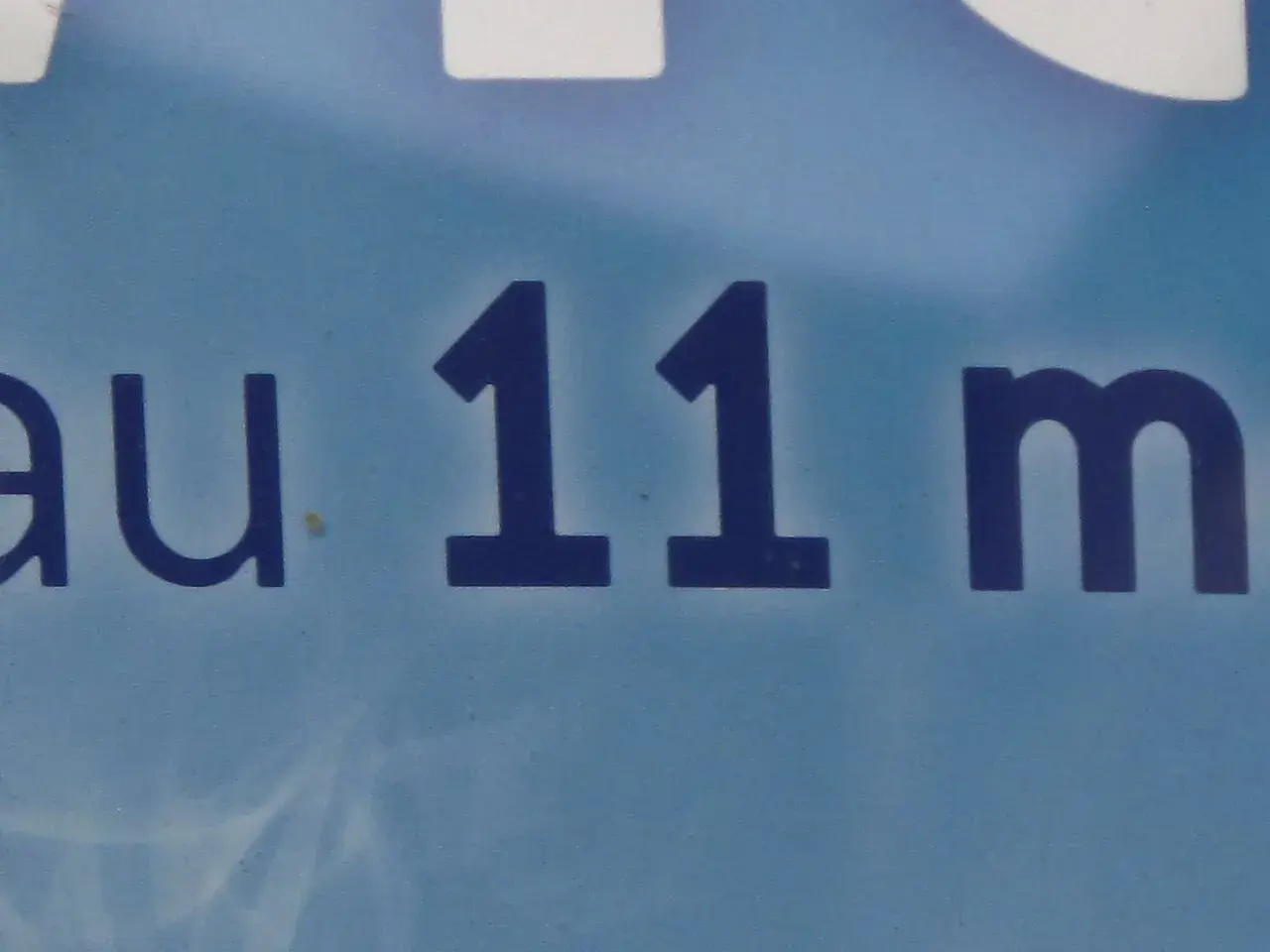 Na niebieskim tle widnieje napis "au 11 m". Czy to jedenaście metrów, czy jedyna taka oferta?