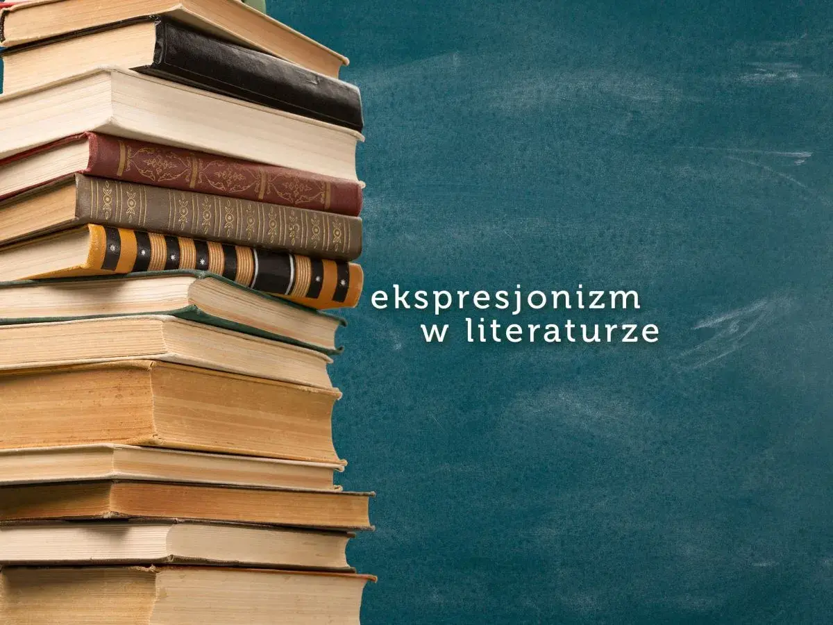 Stos książek na tle tablicy, na której widnieje napis "ekspresjonizm w literaturze".