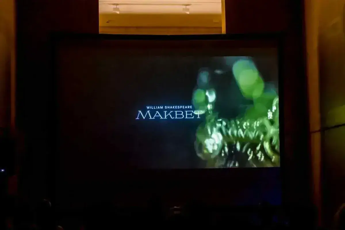 Na ekranie napis "William Shakespeare MAKBET". Widzowie oglądają film, zastanawiając się, kto zabija Makbeta.