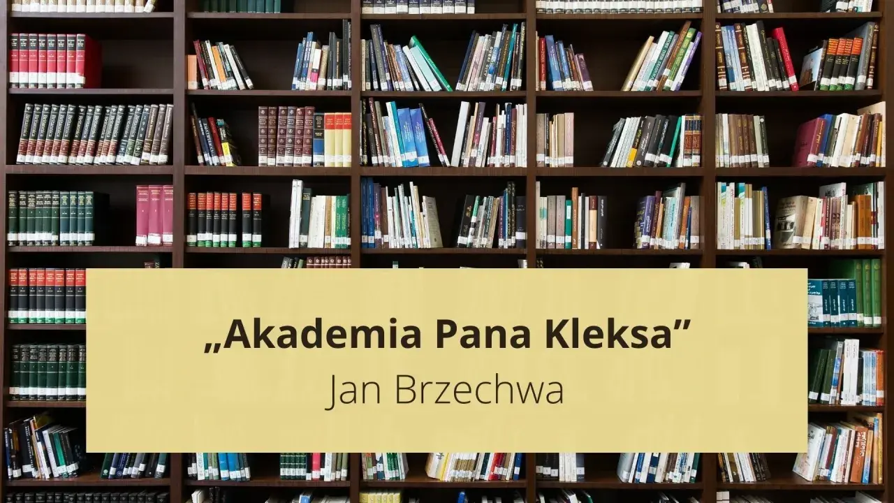 Wielka biblioteka pełna książek, a na środku złota tablica z napisem „Akademia Pana Kleksa” Jana Brzechwy.