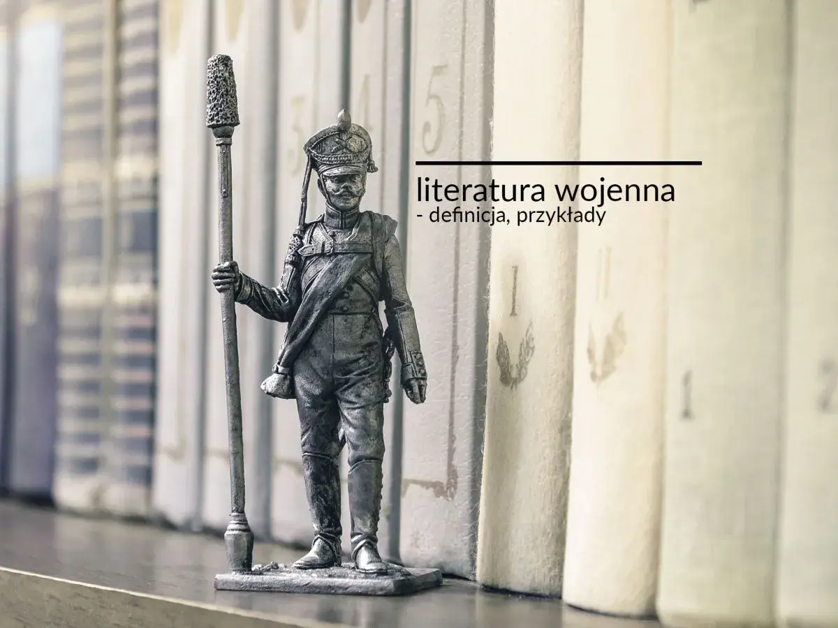 Figurka żołnierza z epoki wojna i okupacja na tle książek. Literatura wojenna: definicja, przykłady.