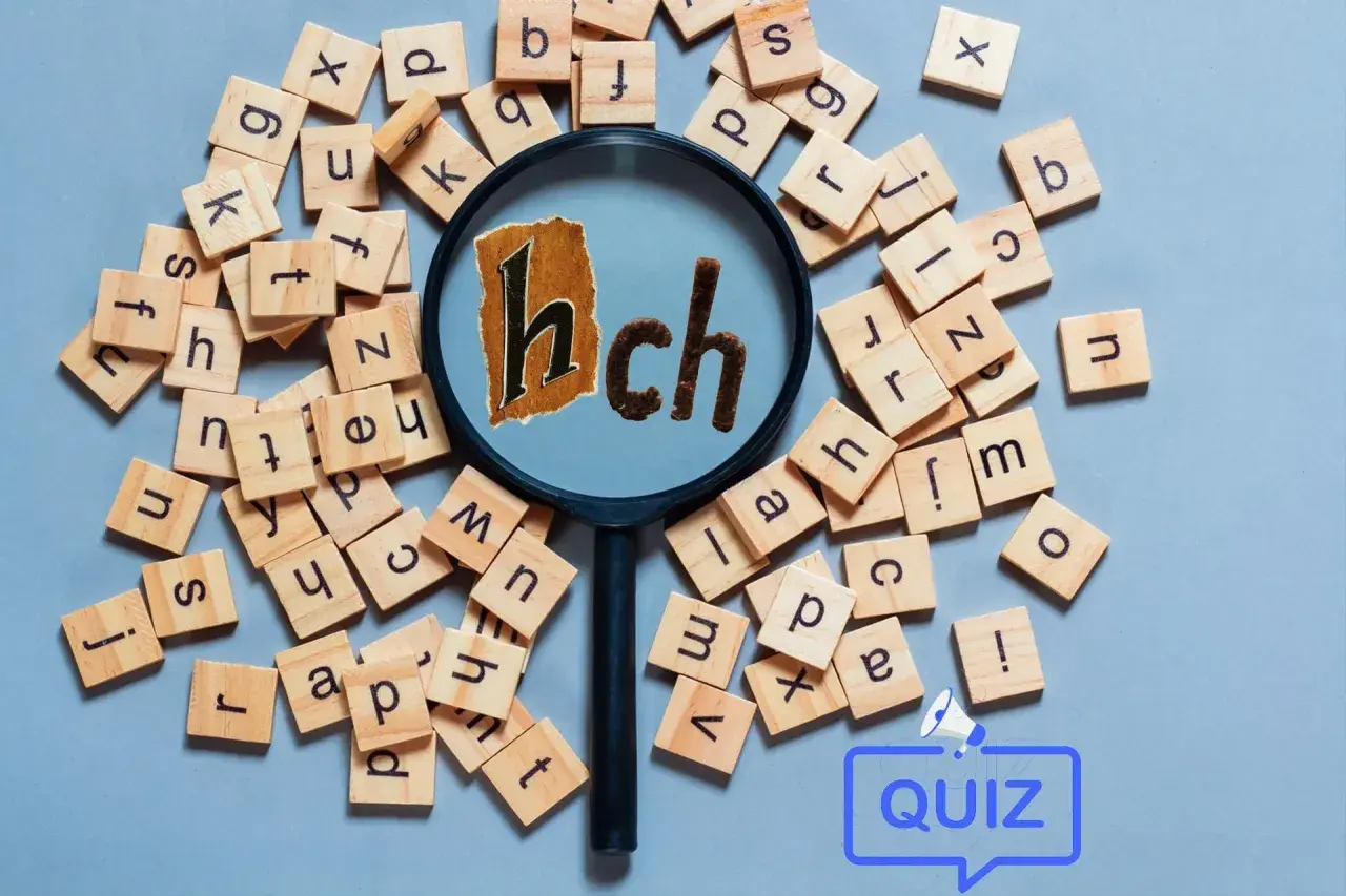Litery na drewnianych klockach tworzą chałas, ale pod lupą widać słowo "hch". Quiz!