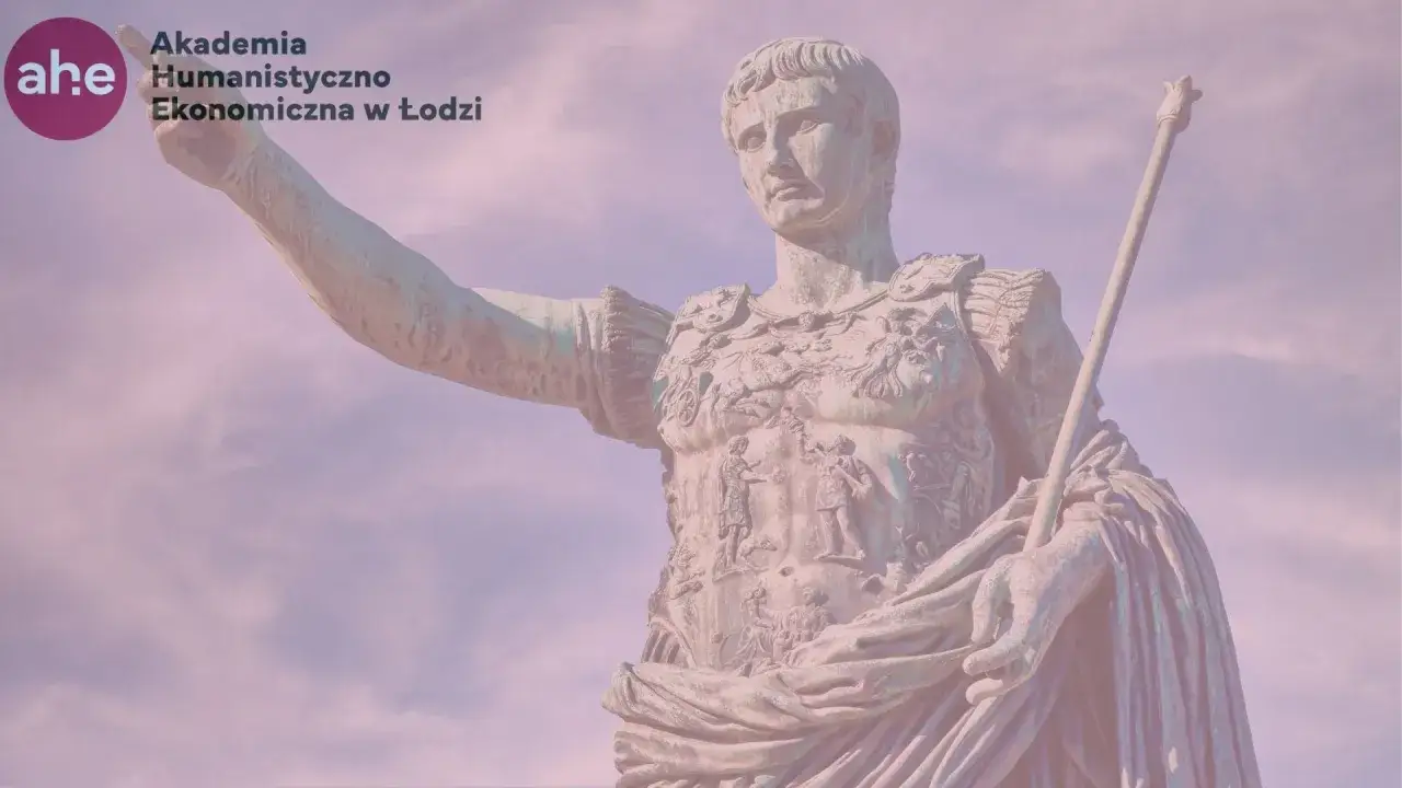 Pomnik cesarza Augusta, symbol trwałości wiedzy i historii, stoi dumny na tle nieba. Akademia Humanistyczno-Ekonomiczna w Łodzi.
