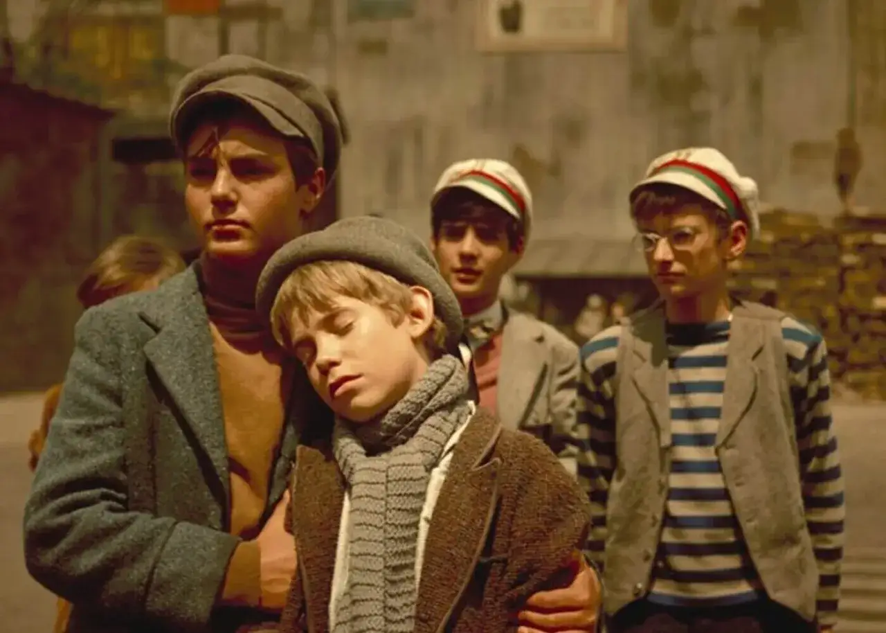 Chłopcy z Placu Broni: Nemer, Boka i inni w scenie z filmu. Jeden z nich śpi oparty o kolegę.