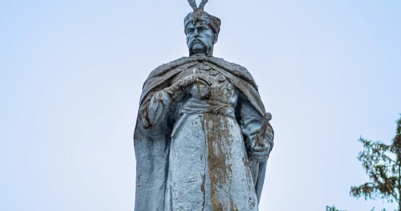 Pomnik przedstawia buńczucznego wojownika z wąsami, w tradycyjnym stroju i z szablą.